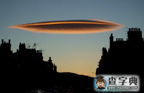 拍到罕見(jiàn)“飛碟云”和“蘑菇云”1