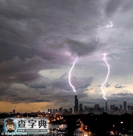 閃電同時(shí)擊中芝加哥兩座標(biāo)志建筑2