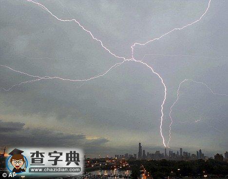 閃電同時(shí)擊中芝加哥兩座標(biāo)志建筑4