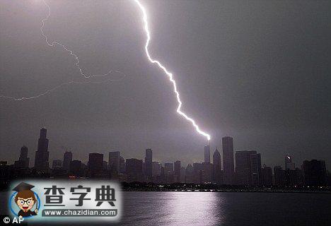 閃電同時(shí)擊中芝加哥兩座標(biāo)志建筑3