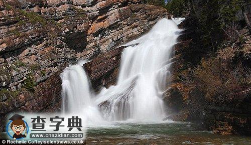 清澈瀑布瞬間變成紅色“番茄湯”3