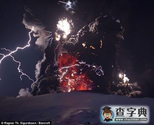 冰島火山噴發(fā)滾落千噸巨石2