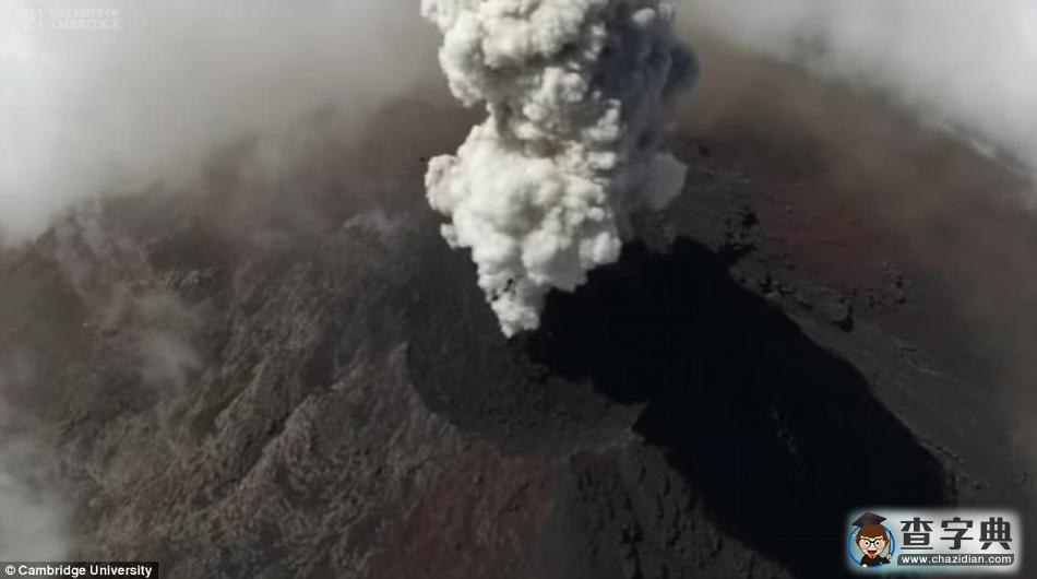 無人機拍攝危地馬拉火山噴發(fā)：每小時噴發(fā)數(shù)次3