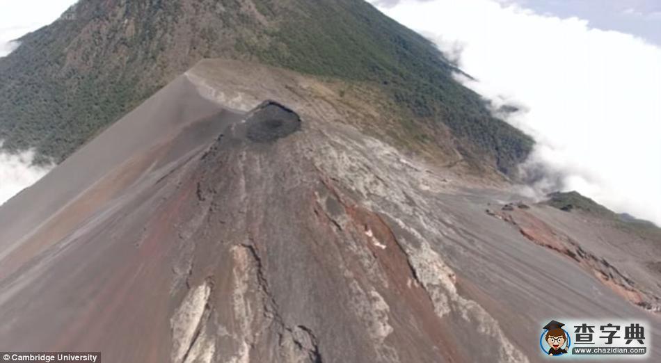 無人機拍攝危地馬拉火山噴發(fā)：每小時噴發(fā)數(shù)次4