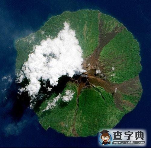 宇航員拍攝火山噴發(fā)場景 熔巖將云層噴出洞2