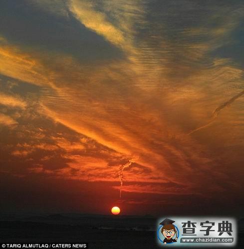 英攝影師意外拍攝到壯觀日落沙漠“龍卷風(fēng)”3