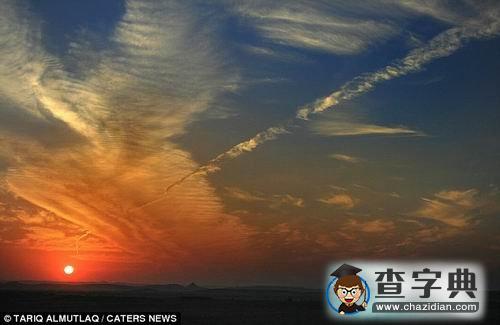 英攝影師意外拍攝到壯觀日落沙漠“龍卷風(fēng)”1