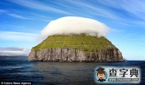 北大西洋海島現(xiàn)白云罩住“腦袋”壯觀景象(圖)1