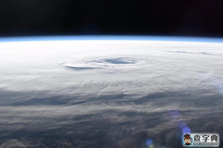 從太空角度觀看颶風(fēng)“瑪里亞”：地平線上延伸似厚厚積雪8