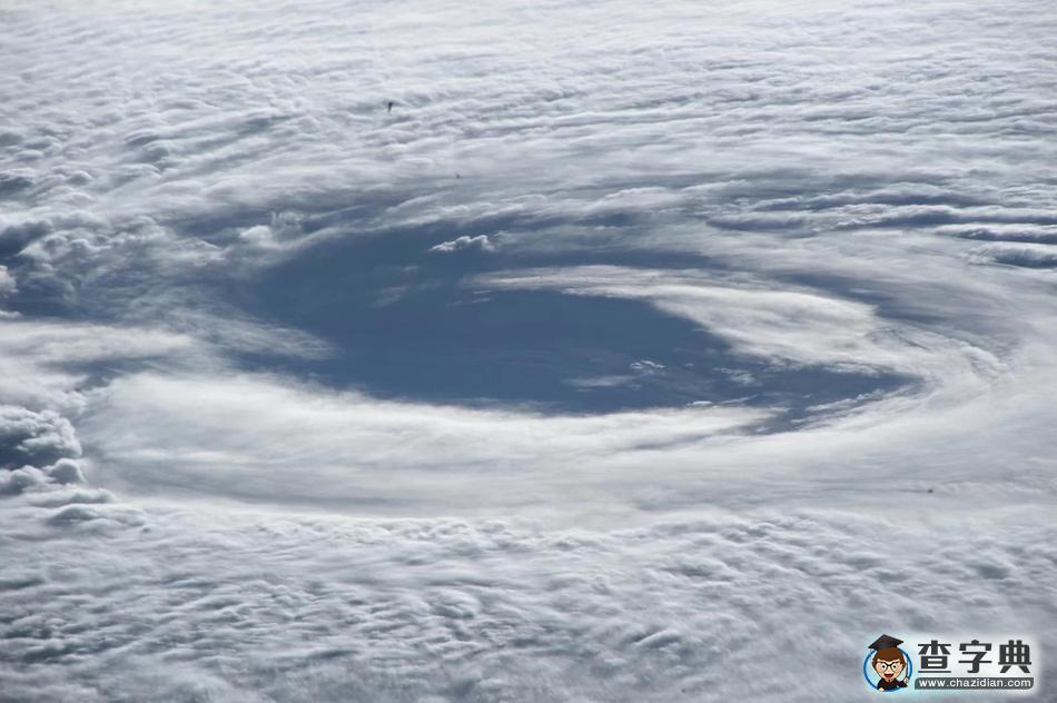 從太空角度觀看颶風(fēng)“瑪里亞”：地平線上延伸似厚厚積雪7