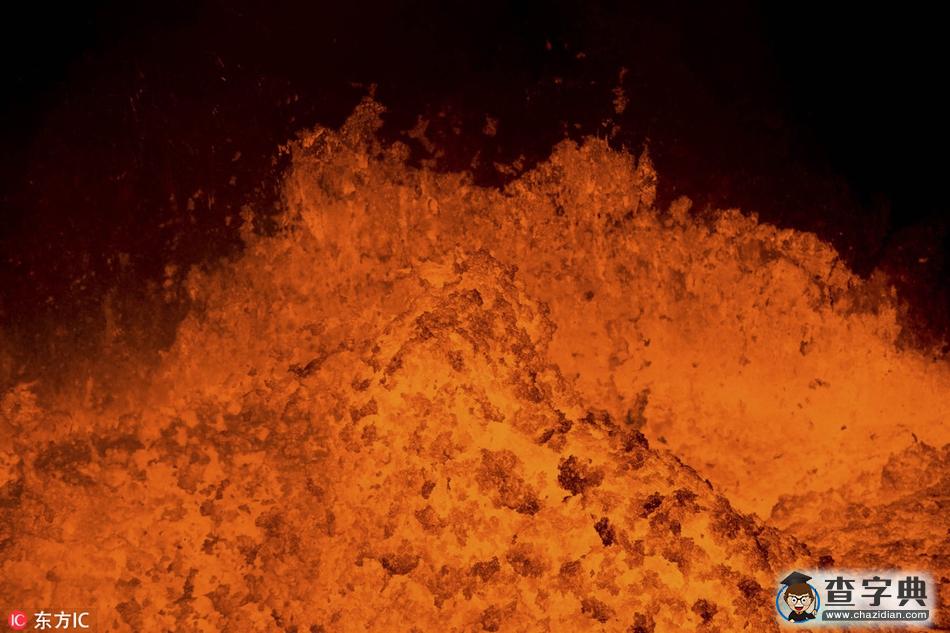 探秘瓦努阿圖島活火山 身后巖漿翻滾如煉獄之口6
