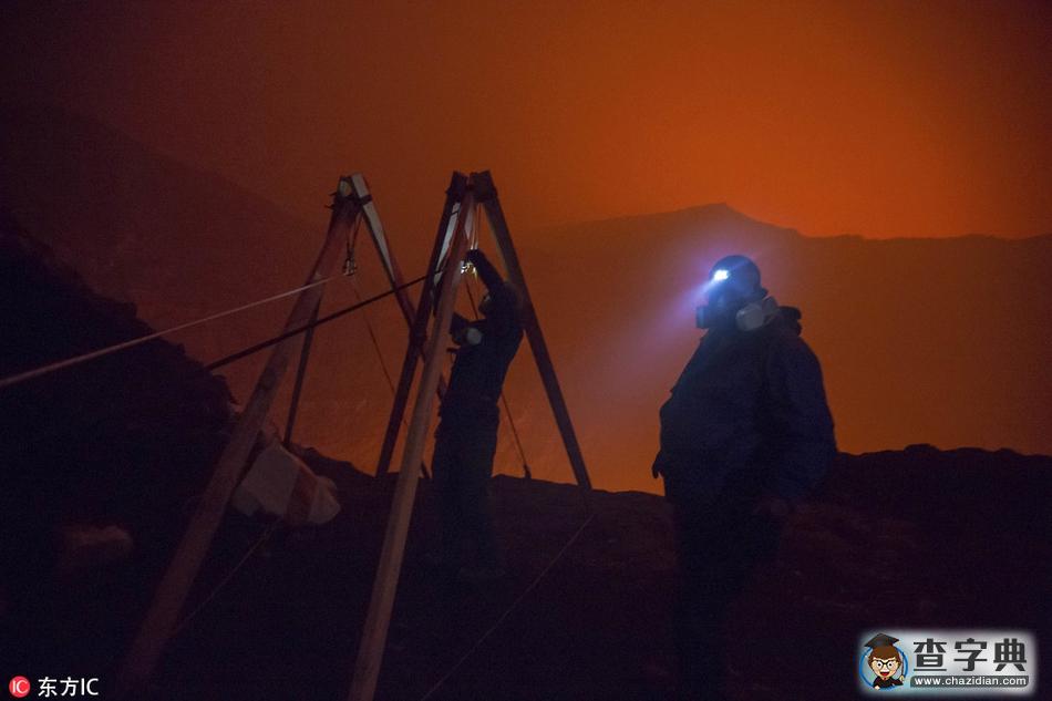 探秘瓦努阿圖島活火山 身后巖漿翻滾如煉獄之口7