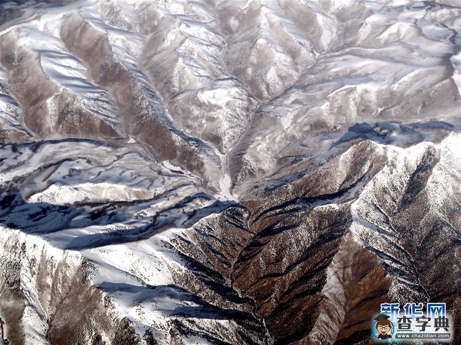 空中俯瞰世界：從星羅棋布的結(jié)冰湖泊到白雪覆蓋的山地9