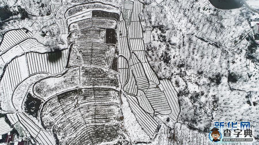 無人機拍中國雪后鄉(xiāng)村：田野線條千姿百態(tài)2