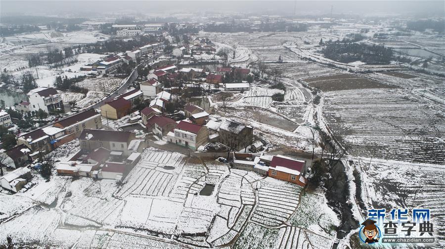 無人機拍中國雪后鄉(xiāng)村：田野線條千姿百態(tài)5