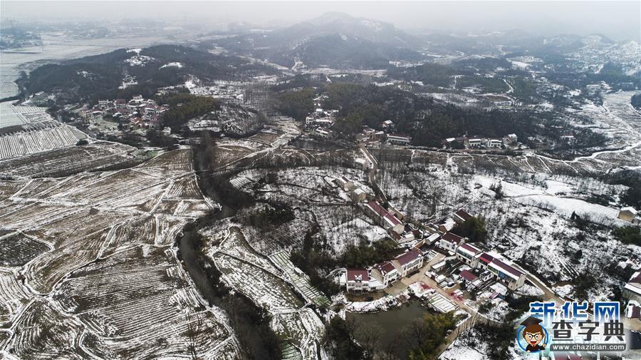 無人機拍中國雪后鄉(xiāng)村：田野線條千姿百態(tài)9