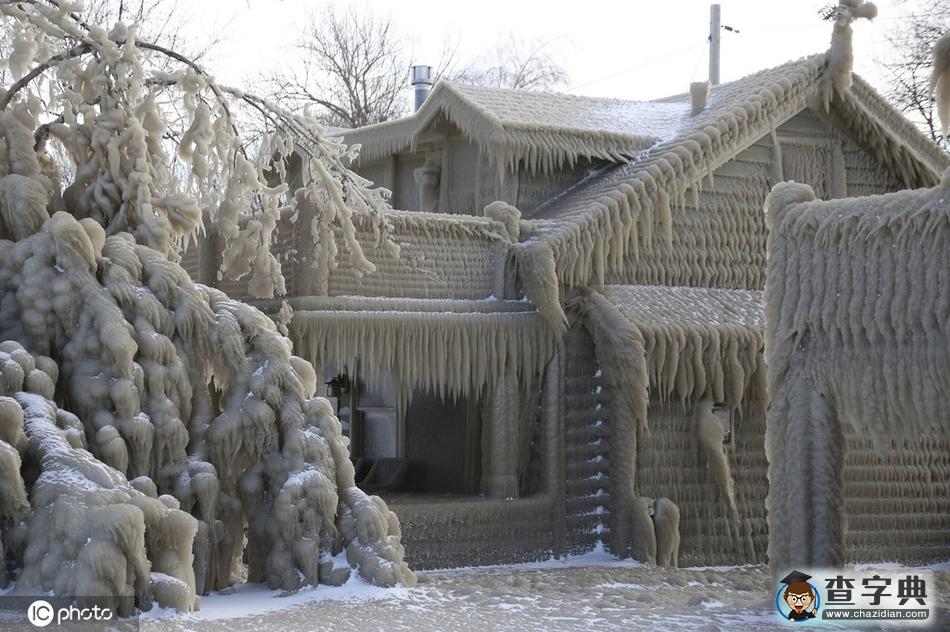 風(fēng)雪與巨浪合體 美國胡佛海灘變“冰封仙境”5