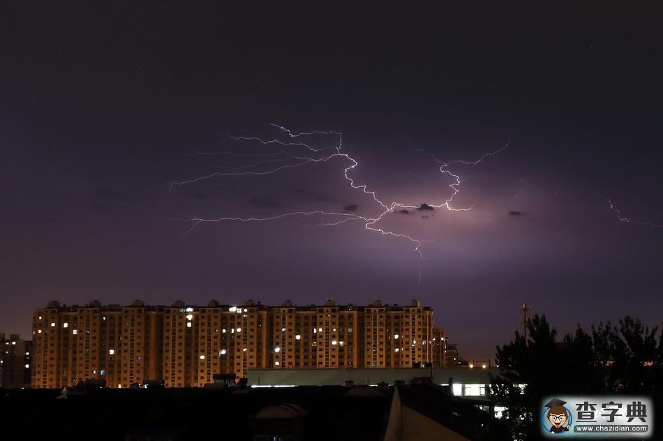 雷電、大風(fēng)、冰雹齊襲京城 暴雨后現(xiàn)絕美閃電2