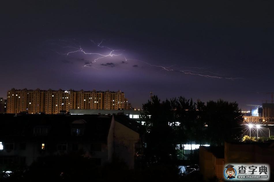 雷電、大風(fēng)、冰雹齊襲京城 暴雨后現(xiàn)絕美閃電1