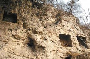 陜西岐山縣發(fā)現(xiàn)1600多年前窟龕雕像群(圖)2