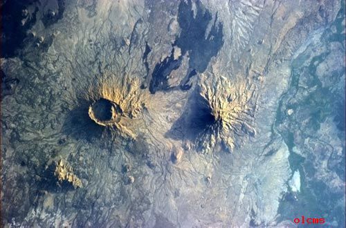 地球壯美火山大集結(jié)：奧索爾諾火山在積雪中噴發(fā)1