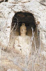 陜西岐山縣發(fā)現(xiàn)1600多年前窟龕雕像群(圖)1