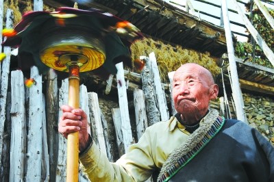 探訪百年藏寨:原生態(tài)和現(xiàn)代生活的碰撞
