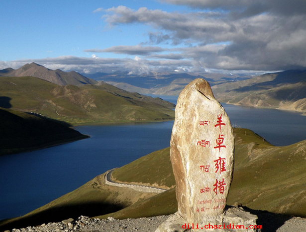 西藏“羊卓雍措”的地勢地貌
